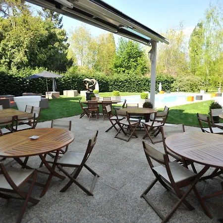 Western Le Longchamp Отель