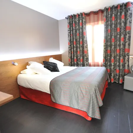 Western Le Longchamp Отель 4*