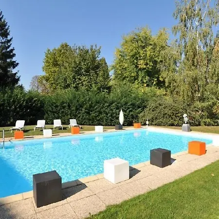 Western Le Longchamp Отель