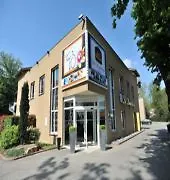 Western Le Longchamp Отель