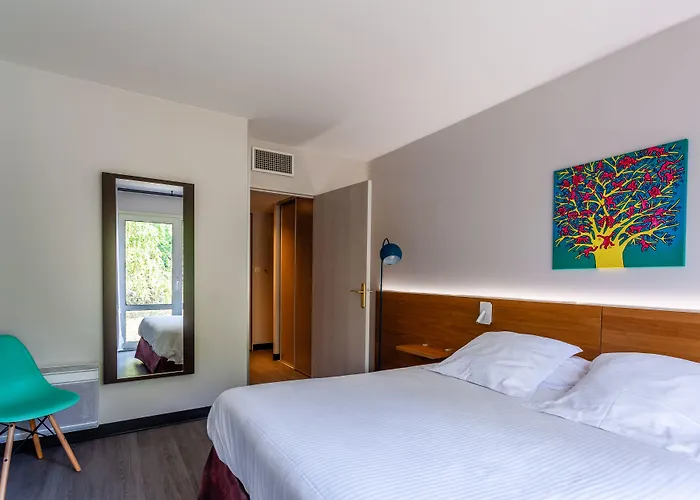 Western Le Longchamp Otel 4*